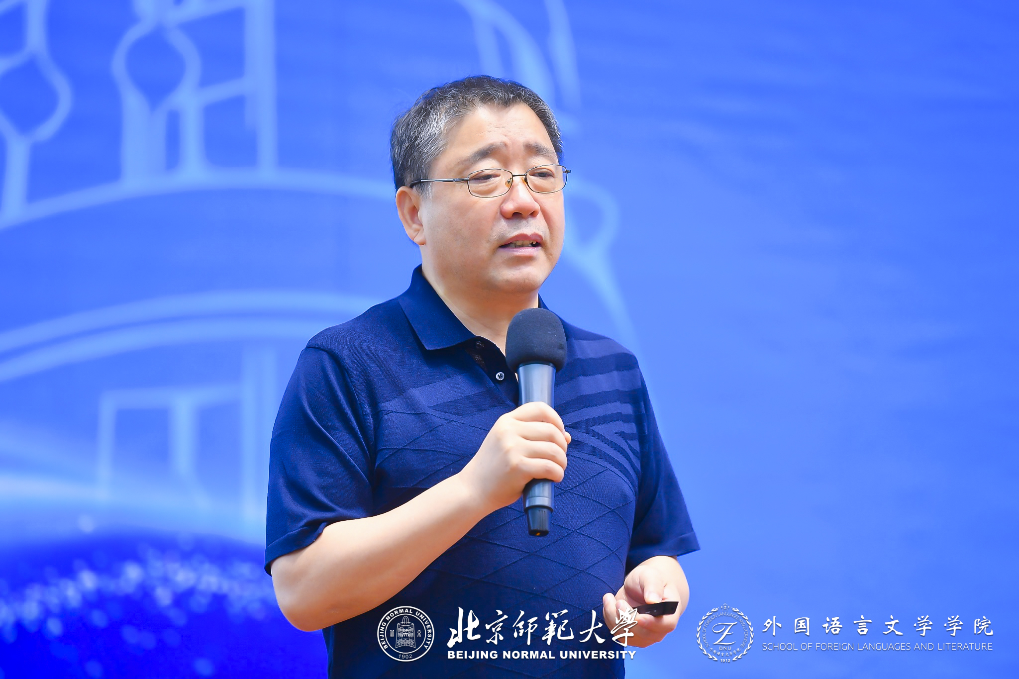 图2 向明友发言.jpg